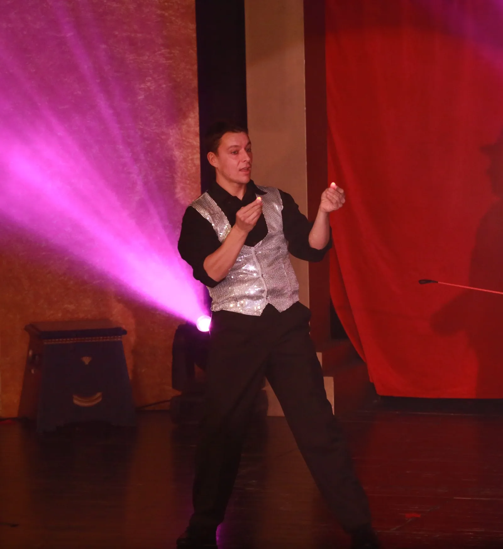 Stand-up Bühnenshow des Zauberers LIAR