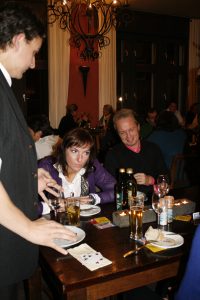 Tisch Zauberer im Restaurant beim vorführen