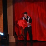 Schwebender Tisch bei LIAR´s Zaubershow in Oberhausen