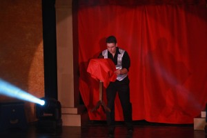 Schwebender Tisch bei LIAR´s Zaubershow in Oberhausen