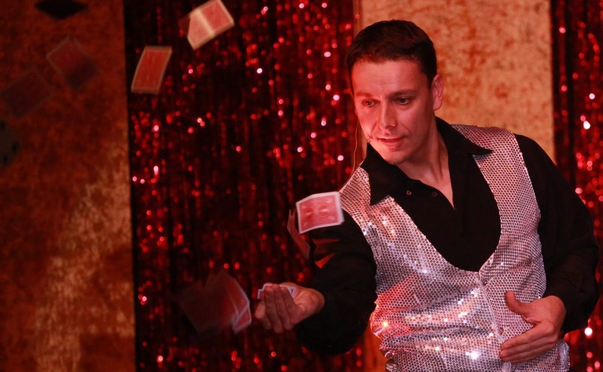 ZAuberer LIAR steht auf der Bühne in NRW