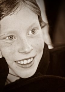 Begeisterte Zuschauer bei Geburtstagsfeier mit Zauberer